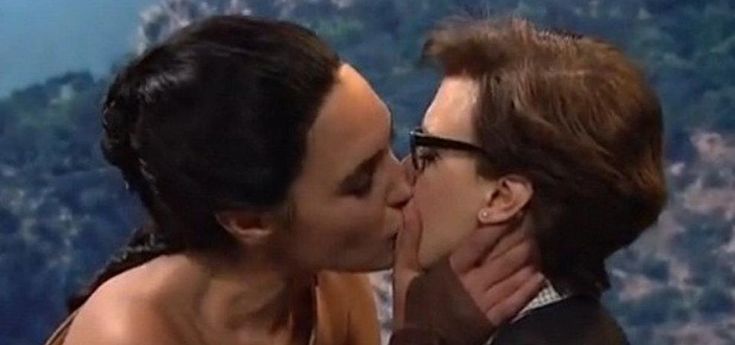 Wonder Woman bacia la comica gay Kate McKinnon al Saturday Night Live