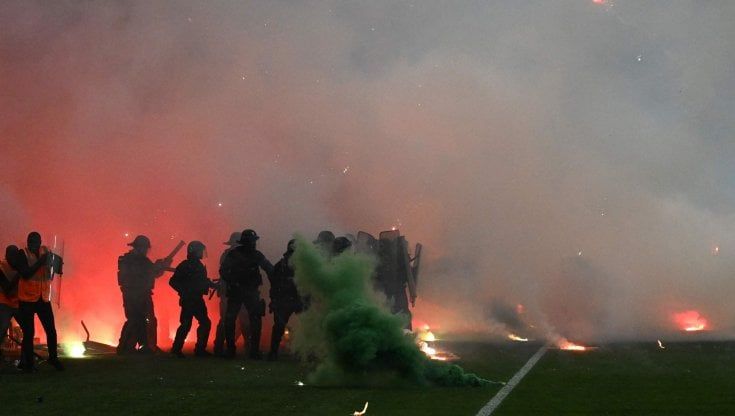 L'Auxerre vince lo spareggio e conquista la Ligue 1, il Saint-Etienne retrocede e scatena la rabbia dei tifosi