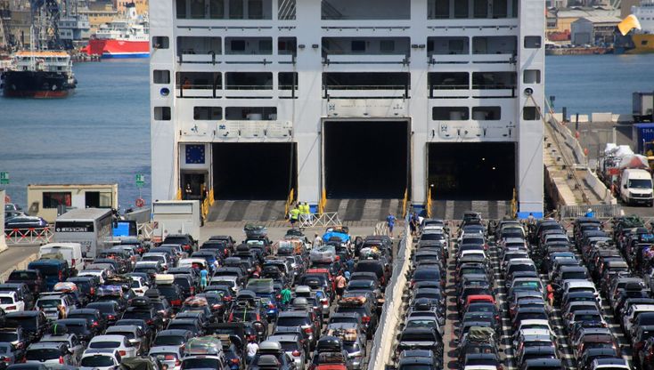 Genova, traffico in tilt in città e sulle autostrade per l'assalto ai traghetti per le isole