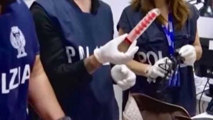 Fiumicino, trasportavano la cocaina nei sex toys: nei guai una coppia di romani