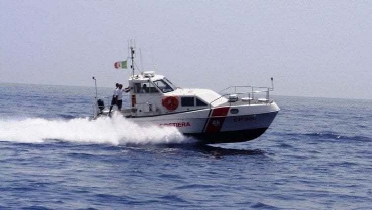 Da Sapri a Palinuro in gommone: resta in balia delle onde