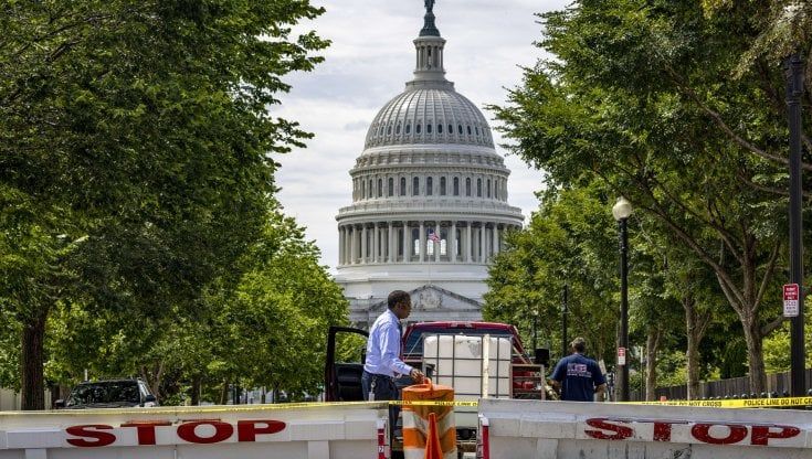 Si schianta con l'auto contro Capitol Hill, poi il suicidio. La scia di violenze che spaventa gli Usa