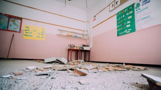 Crolla un pezzo di soffitto, evacuata scuola elementare