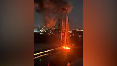 Ucraina, raid russo colpisce il Ponte Sud a Kiev: la struttura avvolta dalle fiamme