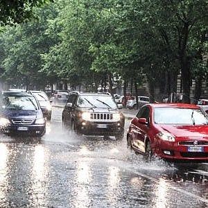 Meteo, la primavera non arriva: ancora forti temporali domani e lunedì. E si abbassano le temperature