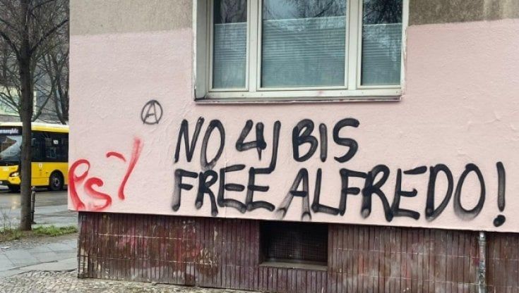 Gli anarchici attaccano le ambasciate italiane: “Cospito libero subito”
