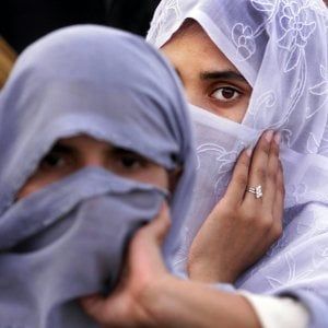 Bologna, rasata dalla madre: rimane in comunità