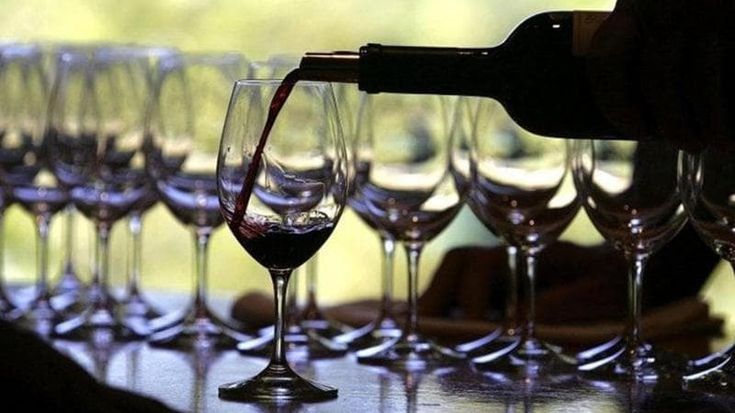 Nuovo codice della strada, a Genova crolla il consumo di vino al ristorante: -35%. Amari azzerati