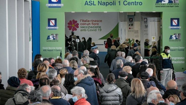 Vaccini, caos alla Mostra d'Oltremare di Napoli:  "File a causa di chi si è registrato come disabile e non ha voluto confermarlo"