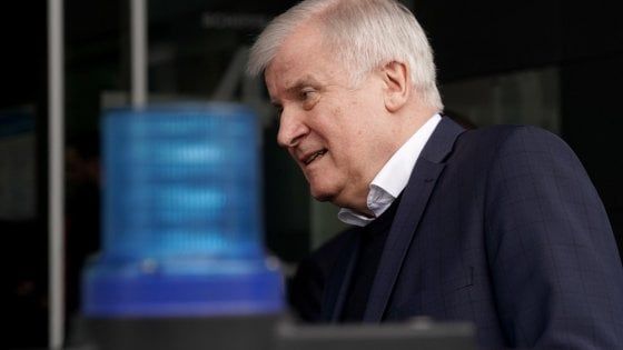 Seehofer: "È stato chiaramente un attacco terroristico con un movente razzista"