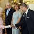 Stretta di mano tra Beckham e la Regina: ''Giovani Leader'' a Buckingham Palace