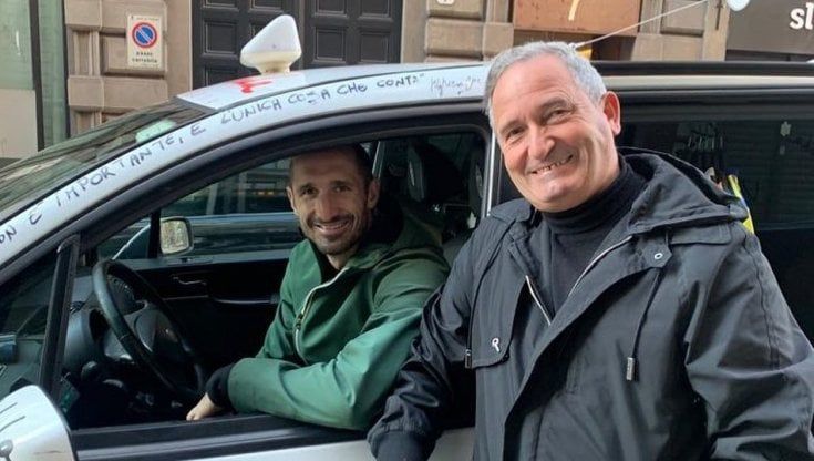 Offrono 100 mila euro al taxista per la sua auto piena di autografi di campioni juventini, ma lui li rifiuta