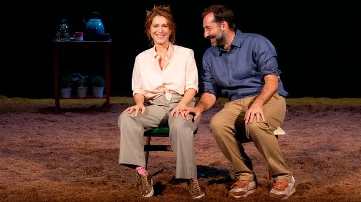 “Coro degli amanti”, il tempo dei sentimenti che scorre in un tinello. La recensione