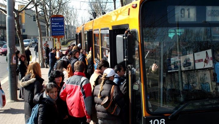 "Pochi soldi e decreti ignorati": ecco perché sono affollati i bus