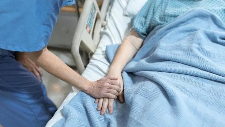 Paralizzata dalla Sla aspetta il suicidio assistito da 8 mesi: “Corpo è prigione, voglio andarmene”