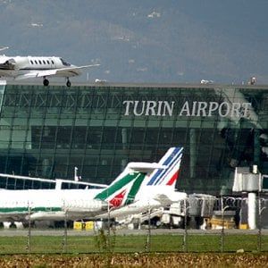 Torino, Alitalia dopo 30 anni cancella i voli per Napoli . Sagat: "Una decisione inspiegabile"