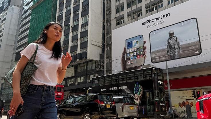 La tassa nascosta dell’IA. Perché gli algoritmi ci fanno pagare di più gli smartphone