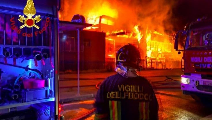 A Bucine incendio distrugge capannone di Valentino