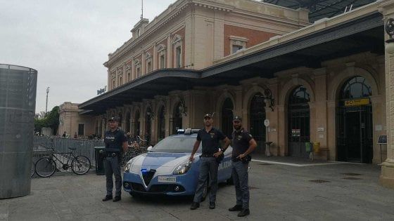 Parma, prende a pugni un minorenne per rubargli lo zaino all'uscita da scuola 