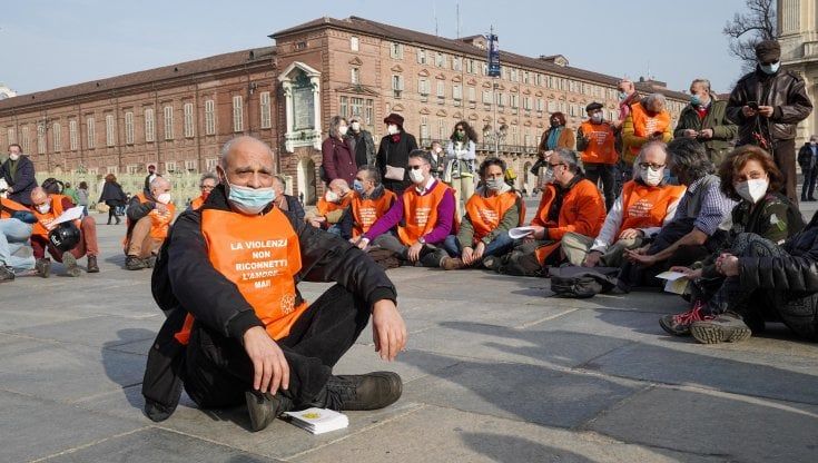 In piazza Castello i maschi manifestano per cambiare se stessi e dire no alla violenza sulle donne   