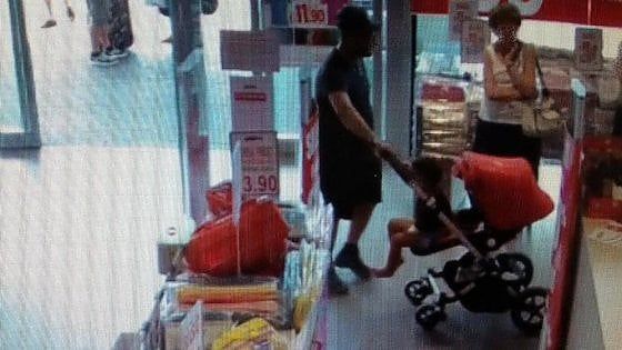 Torino, "lezione di furto" al bimbo di tre anni in passeggino all'ipermercato: padre e madre denunciati