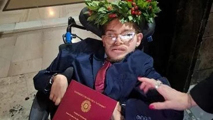 Parla solo attraverso comunicatore oculare, Andrea Visciano si laurea: “Voglio continuare gli studi”