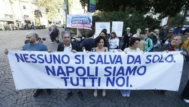 Napoli, manifestazione a piazza Vanvitelli contro violenza giovanile: “Torniamo ad educare”