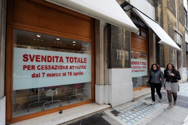 Svendite e saracinesche abbassate<br />l'agonia dei negozi in centro