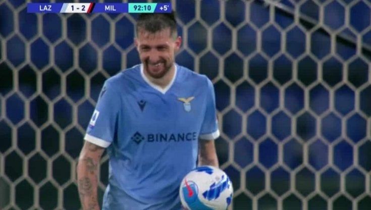 Lazio-Milan, Acerbi ride dopo il gol di Tonali: Marusic e tifosi infuriati. "Risata isterica per i punti persi"