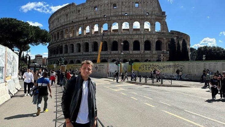 Retegui turista a Roma: una foto al Colosseo per festeggiare i gol con l'Italia