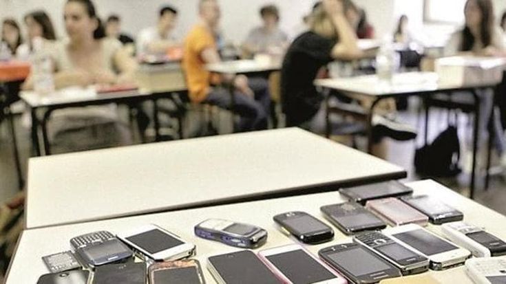 Niente smartphone in classe, stretta nelle scuole pugliesi: armadietti per la custodia e sequestri