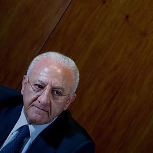 Regionali, Campania: fascisti, indagati, ex berlusconiani, tutti in lista con lo sceriffo De Luca