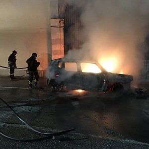Torino, paura ai festeggiamenti del patrono: brucia auto davanti alla chiesa