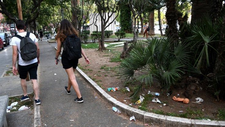 Bari, viaggio nell'inferno intorno a piazza Moro: risse, furti e droga sotto gli occhi dei turisti