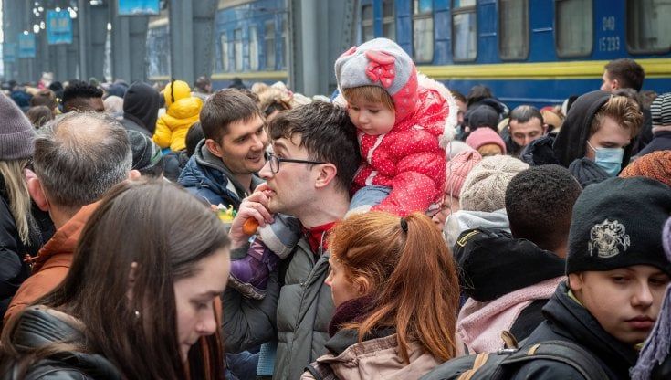 Ucraina, l’assalto dei profughi ai treni di Leopoli: “Andiamo, non importa dove”