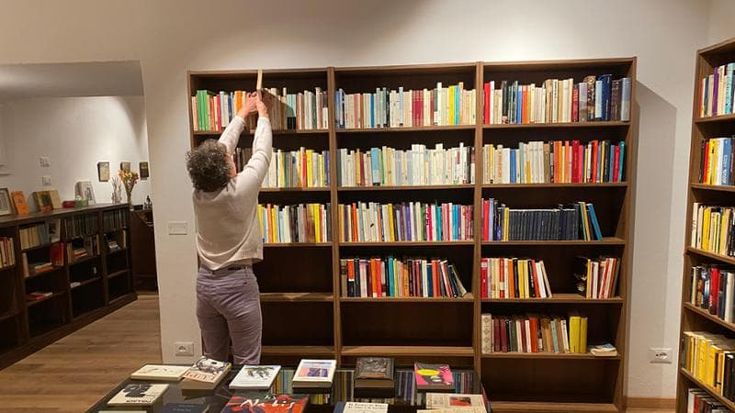“Marsalotto passalibro”, la libreria dove incontrarsi e dove basta un euro per leggere. “Così sfido la pornografia del cibo”