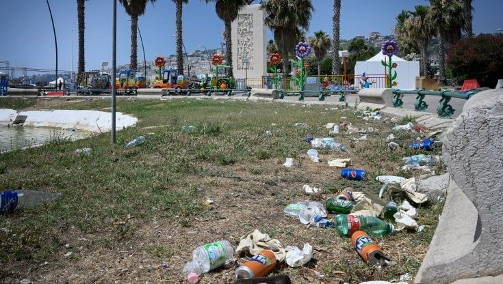 Napoli, discarica Rotonda Diaz. Rifiuti speciali nei giardini: multato il Pizza Village