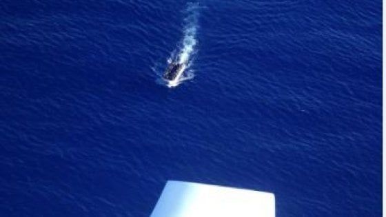 Migranti, la Mare Jonio denuncia: "Due barconi presi dai libici"