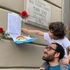 Fiori, canti, letture e tanti bambini: il coronavirus non ferma l'omaggio delle famiglie alla Liberazione