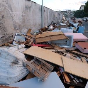 Palermo, frigoriferi e materassi, la Rap in tilt: le vie della città diventano discariche 
