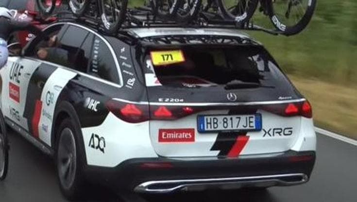Paura al Giro, Rondel sfonda con la testa il lunotto posteriore di un’ammiraglia: “Che spavento”