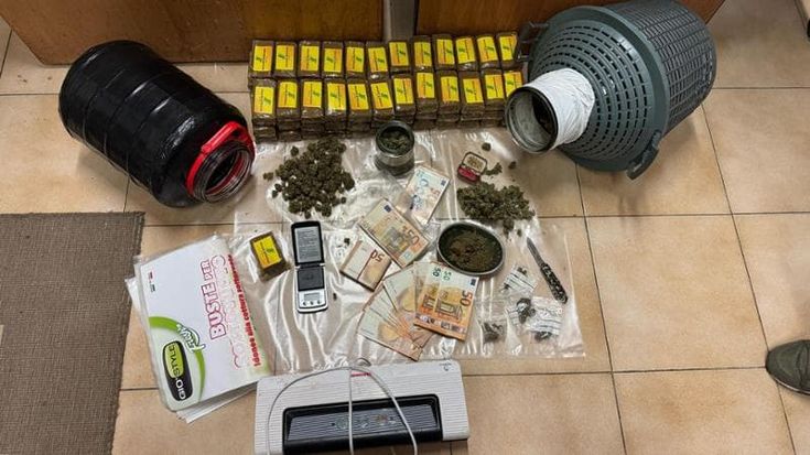 Droga nelle damigiane per coprire l’odore, all’Infernetto scoperta una centrale di spaccio