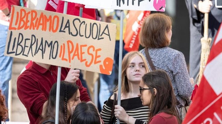 Sciopero della scuola il 15 novembre: lezioni a rischio, studenti in piazza