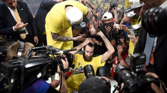 Eurolega, la prima volta di Fenerbahce e Datome: Olympiacos dominato