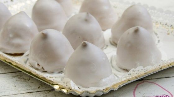 Dolci, il segreto dei sospiri di Bisceglie: un velo di zucchero e spezie li distingue dalle tette delle monache 