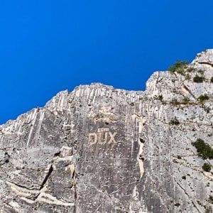 Abruzzo, riappare scritta Dux sulla montagna. E scoppia il caso