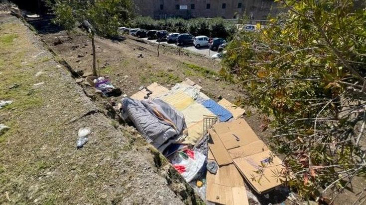 Maschio Angioino, ritornano i giacigli: 5 giorni fa la pulizia