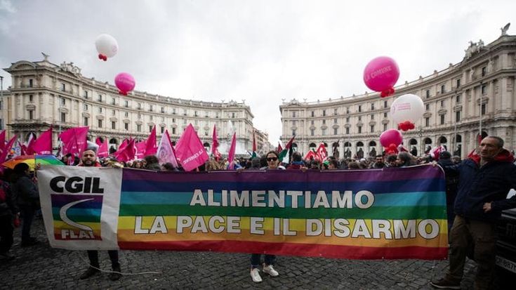 "L’umanità non ha confini”, migliaia di persone al corteo per la pace a Roma