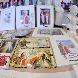 Canonizzazioni, il vademecum del Comune per evitare le truffe: "Menu senza sorprese e prezzi sui souvenir"