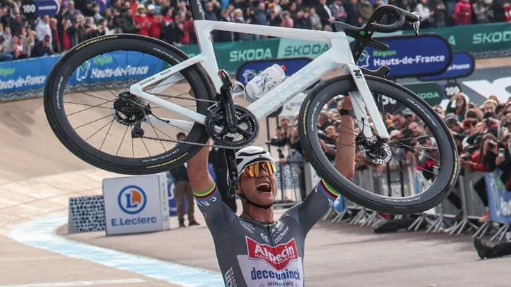 Parigi-Roubaix in diretta: terzo trionfo di fila per Van der Poel, Pogacar secondo dopo una caduta